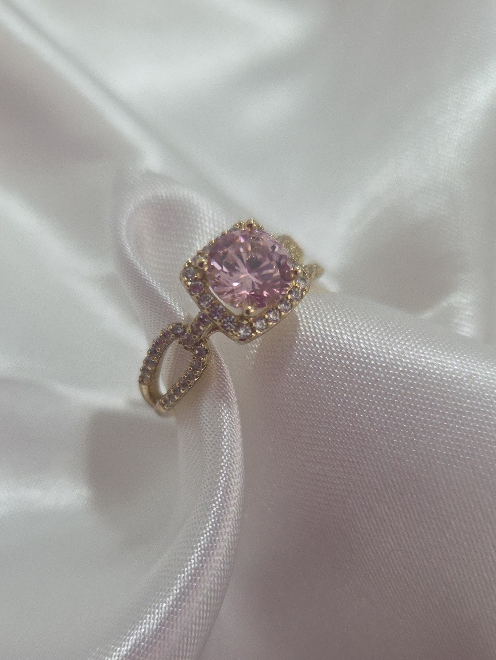 18K Laminated Gold Pink Centerstone Gold Halo Ring with Pavé Band Size 7.5